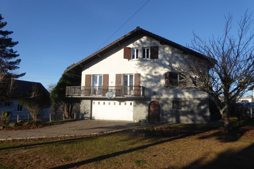 Maison rénovée -   5 chambres - beau jardin