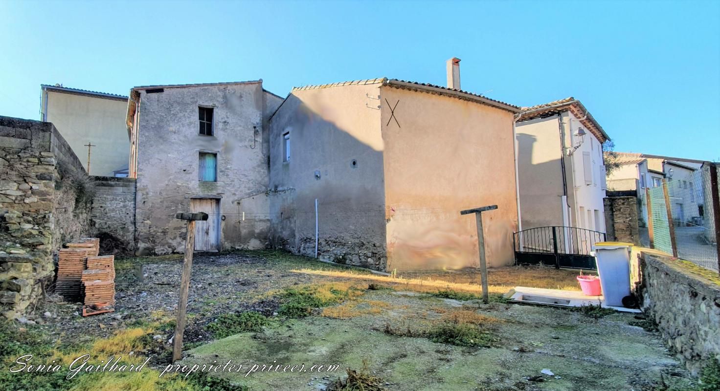 Maison de village à rénover avec jardin + 2 remises