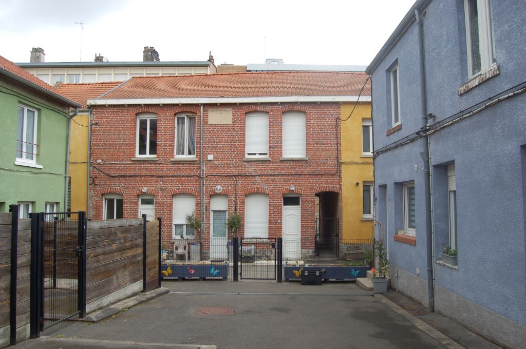 Maison de Ville avec courée orientée sud-est  Place du Barlet