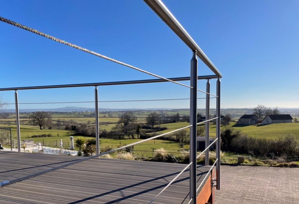 Maison avec piscine sur terrain d'environ 6500m2