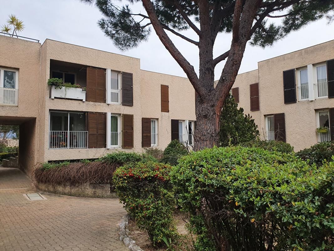 CASSIS APPARTEMENT T4 + BALCON + CAVE