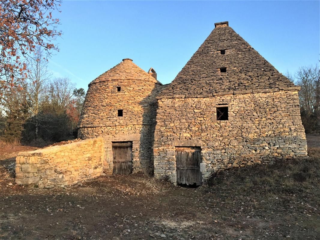 24210 GABILLOU Terrain de 17800 m2 avec Cabanes Typiques