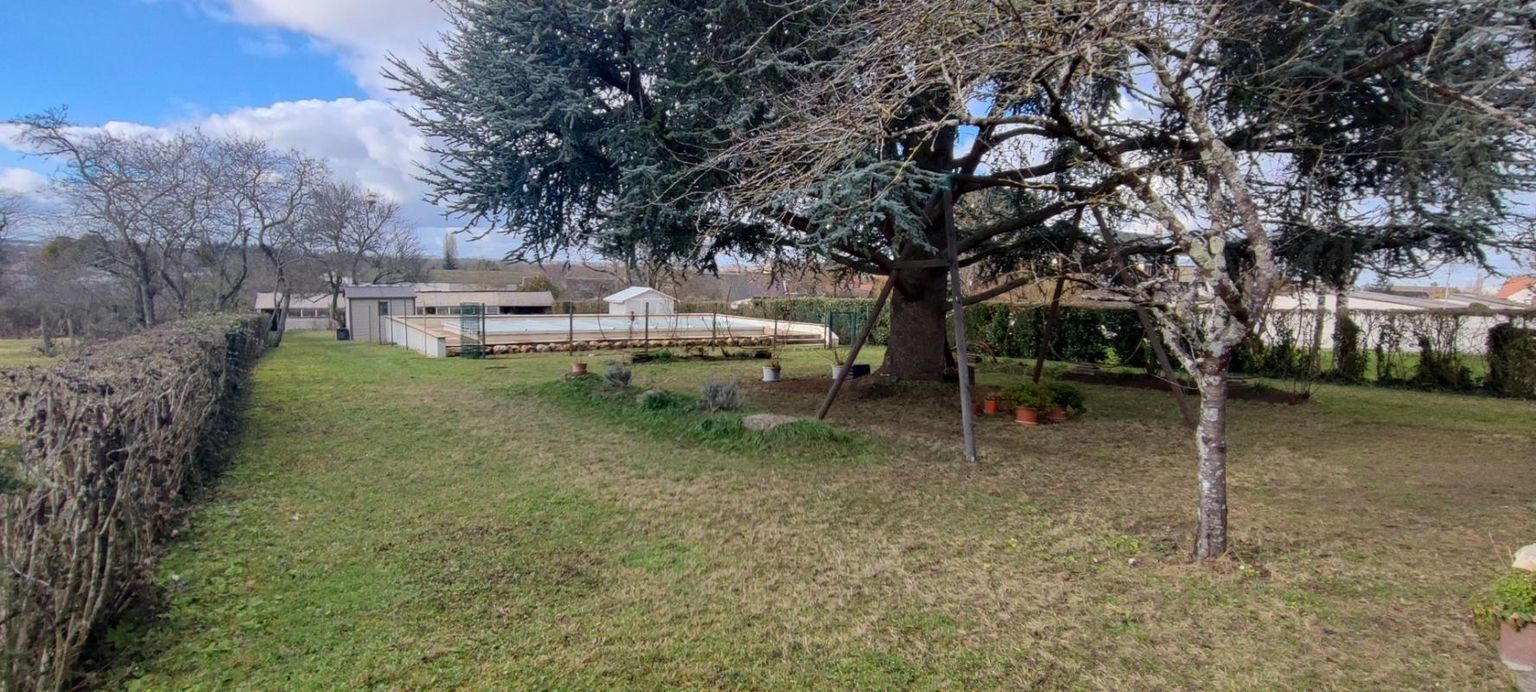 Jolie propriété familiale avec terrain arboré et piscine