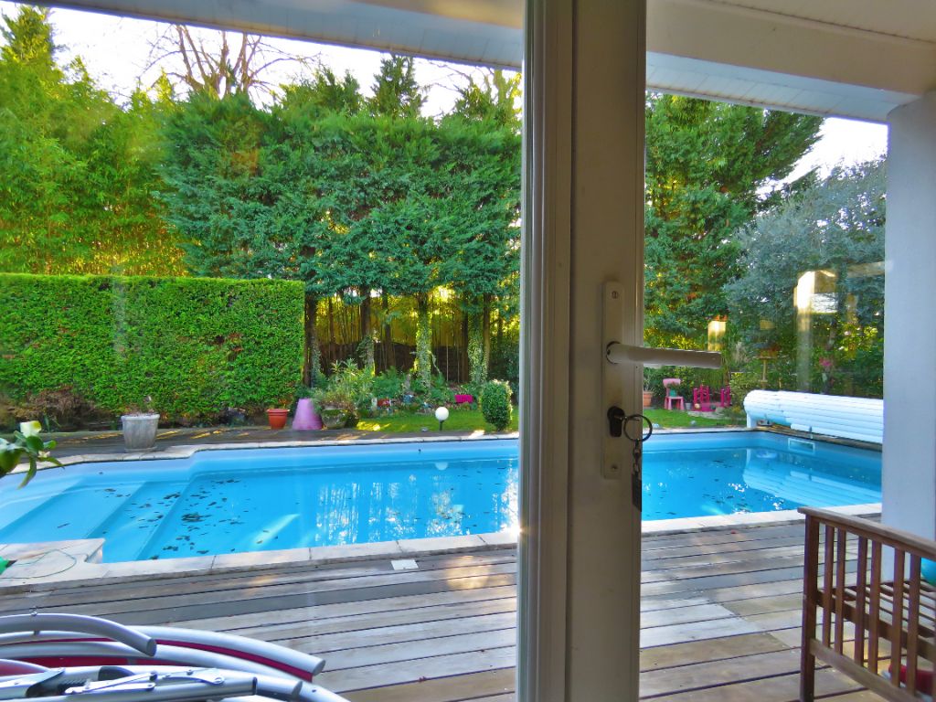 Charmante maison à Bordeaux de 5 chambres très au calme, sans vis à vis, avec jardin et piscine