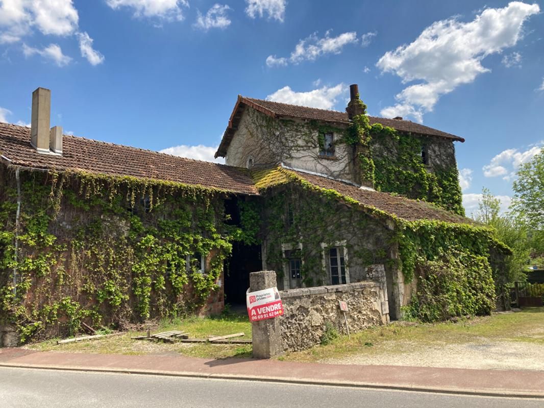 Moulin du XIVème siècle d'env. 195m² (+annexes ) à réhabiliter entièrement sur AGONAC (24460)