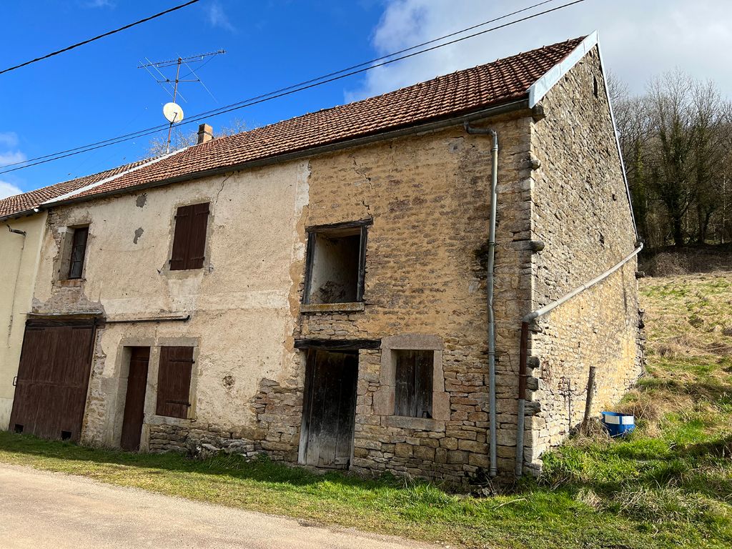 Une bâtisse ancienne en pierre à rénover entièrement