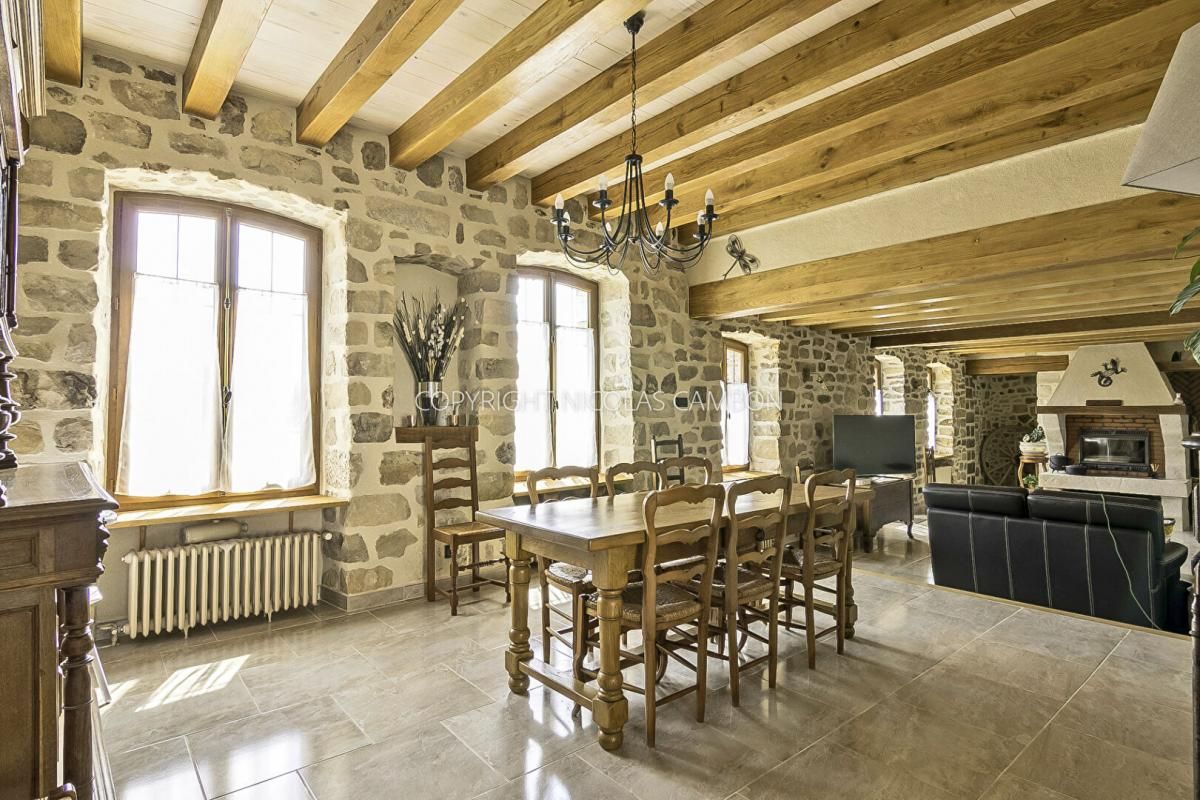 Longère entièrement rénovée de 190m2, 6 pièces, 4 chambres, parcelle 638m2 et petite grange annexée à Saint Germain Laval (77130) - 399.000