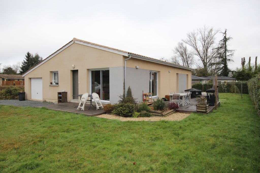 Maison contemporaine de 112 m2 proposant quatre chambres et un beau jardin de plus de 1000m2 dans le village de Fargues