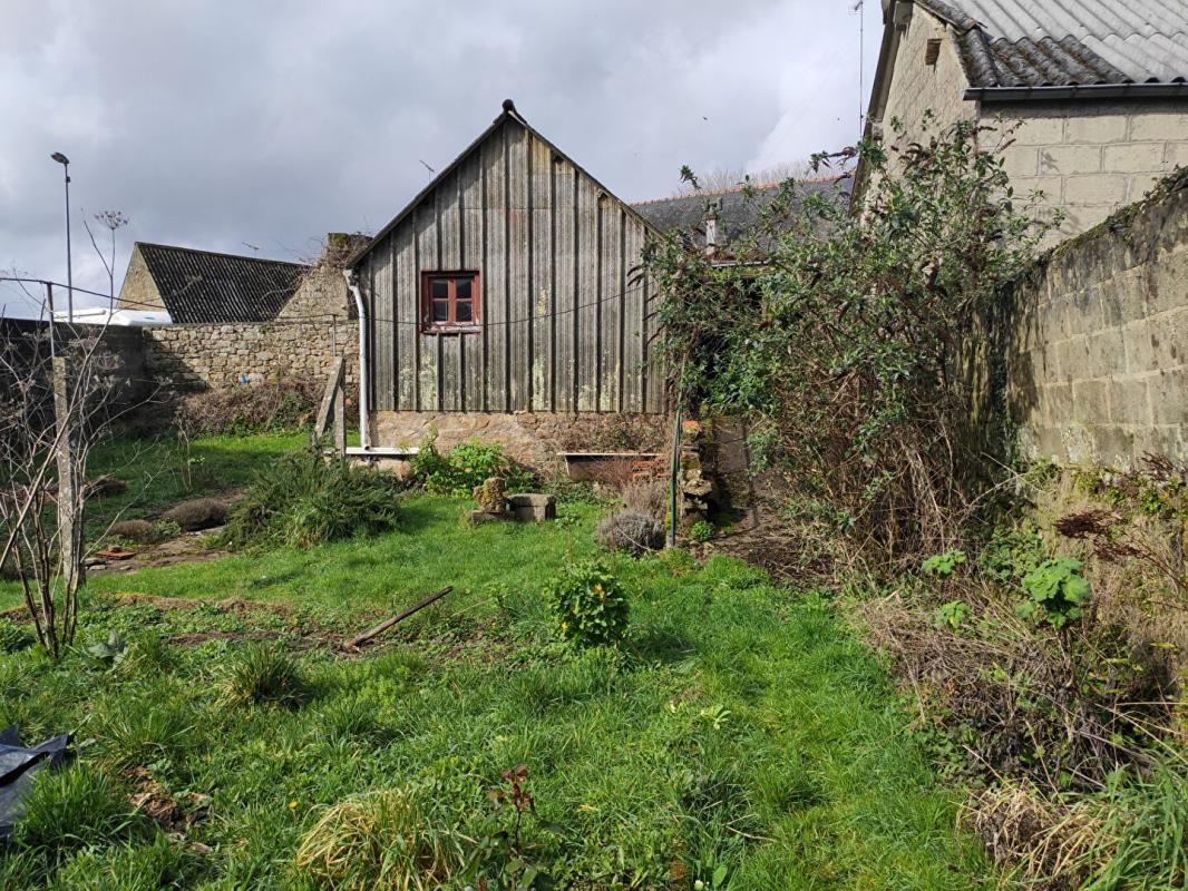 Garage et Terrain constructible 500 m2 environ à Guémené sur scorff