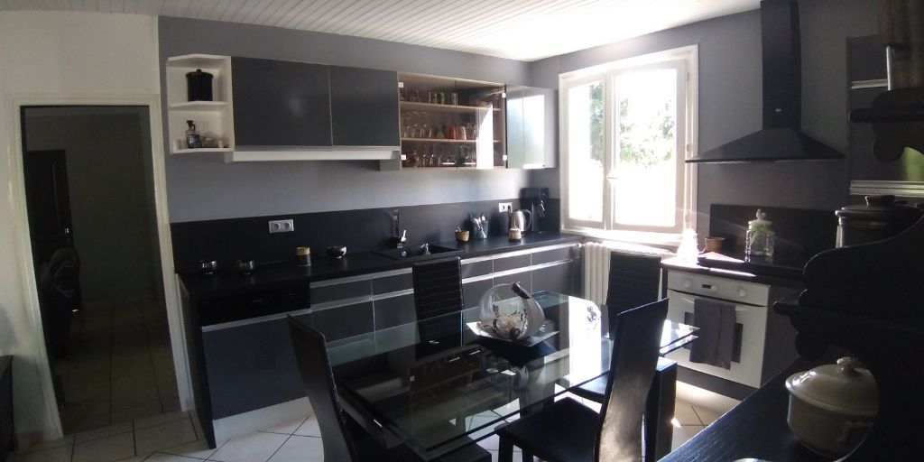 Ydes 15210  Maison 5 pièces 3 chambres avec jardin et garage