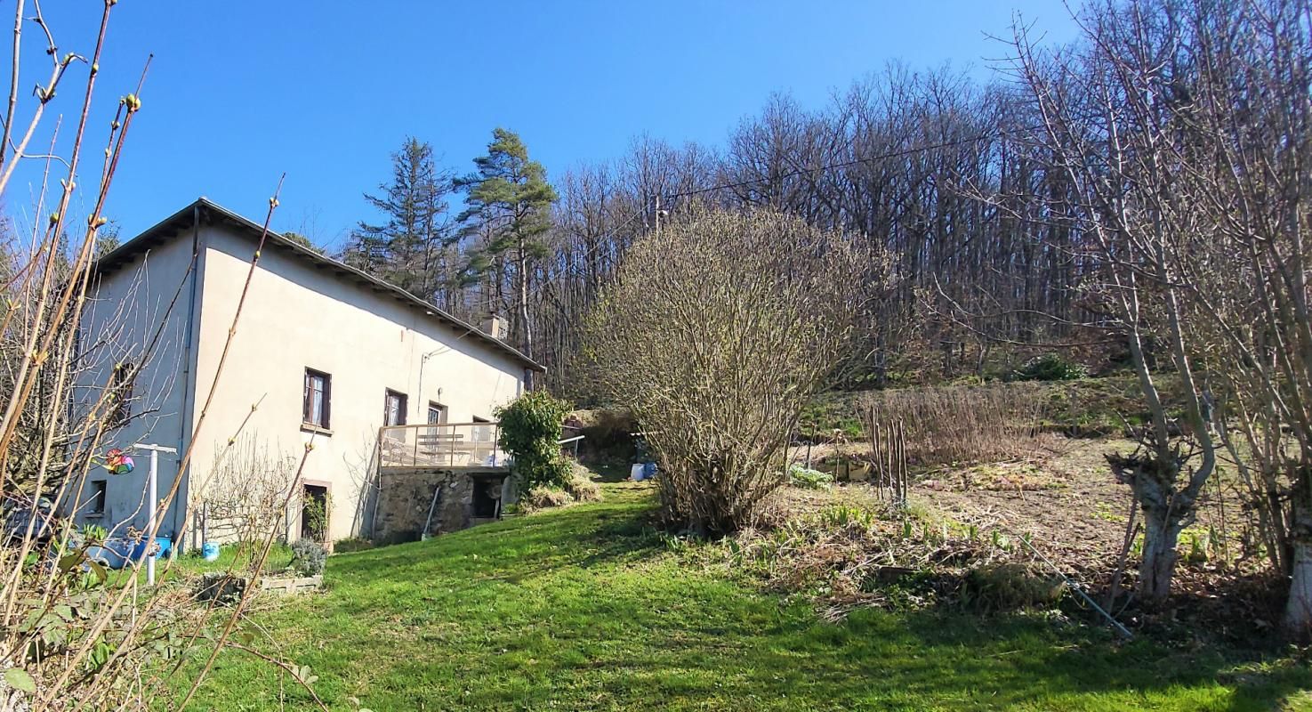 Charmante maison à rénover sur 2 500 m2 de terrain