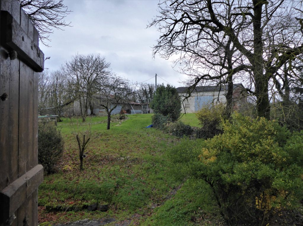 Maison ANCIENNE partiellement rénovée - beau potentiel