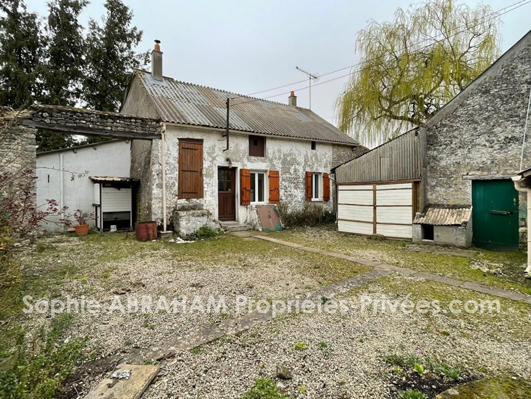 Maison à rénover avec dépendances et terrain
