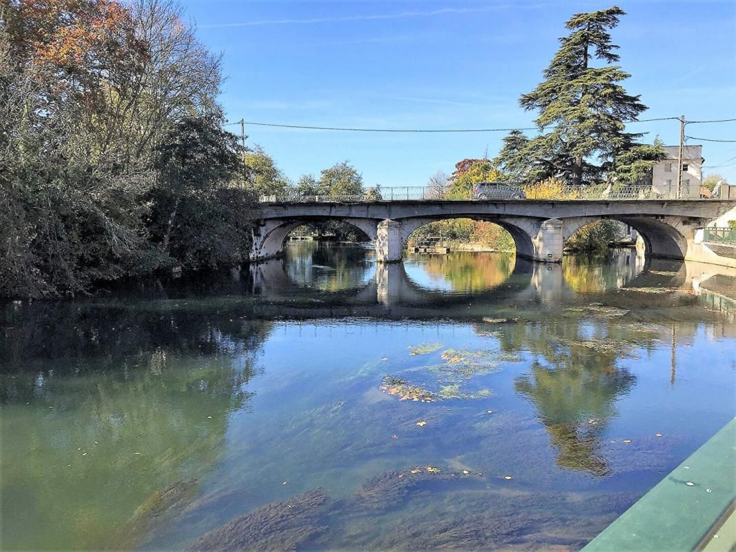 Terrain de loisirs en bord de rivière de 692m2 + Dépendance 24 m2