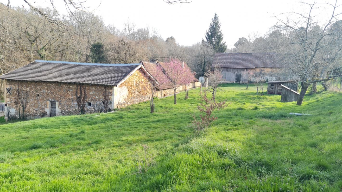 24400 Village proche Mussidan fermette à rénover dépendances 9940 m²