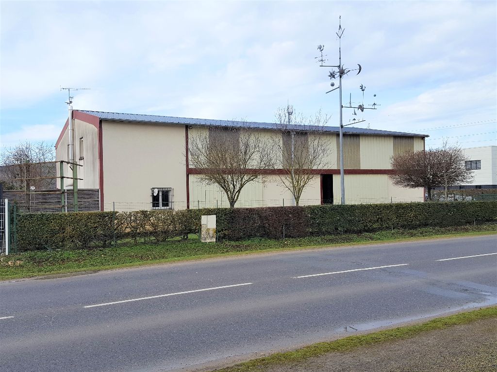 Local industriel avec logement 715m²