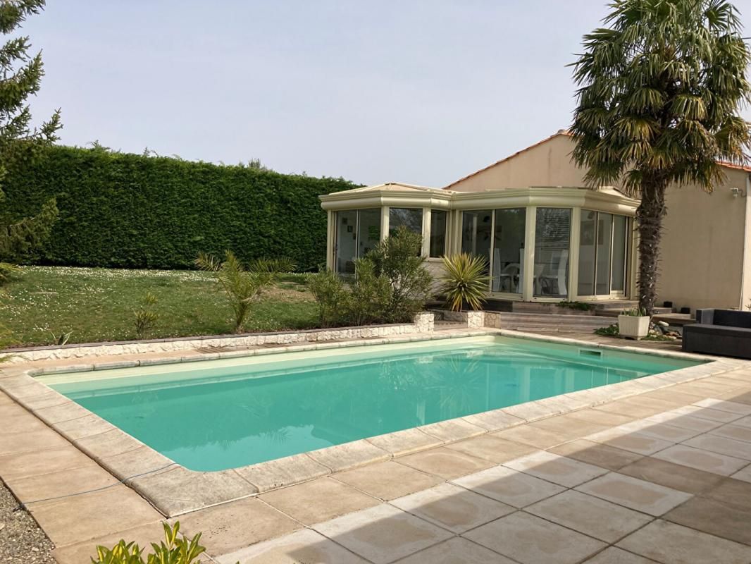EXCLUSIVITE Maison 5 pièces 160 m2 dont 135 habitables à 5 MN de SAINTES RIVE GAUCHE