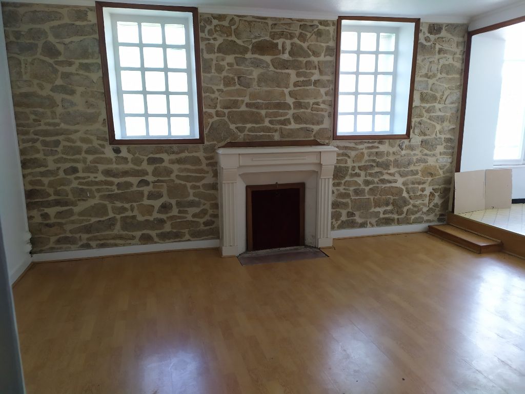 Maison avec local de 28 m2, logement, jardin, centre Guémené