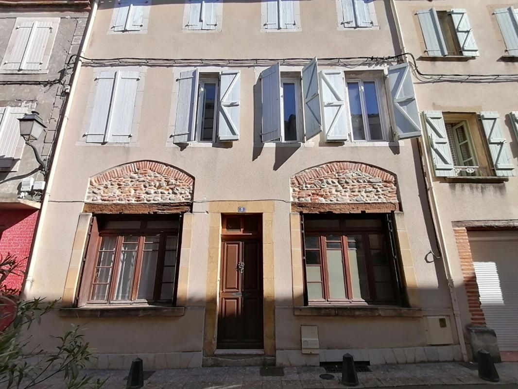 Maison à Cazères de 210 m2, 5 chambres, cour intérieure