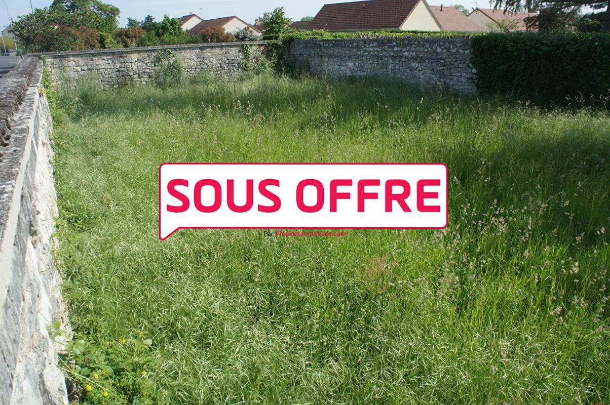 TERRAIN CONSTRUCTIBLE  897 M² CLOS DE MUR A VIABILISER