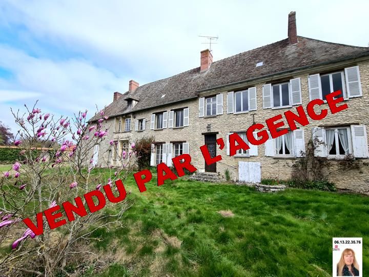 VENDU PAR L'AGENCE - Vesly - Belle propriété  du 16ème siècle de 434 m2 avec bâtiments et pigeonnier sur 2 hectares de terrains -