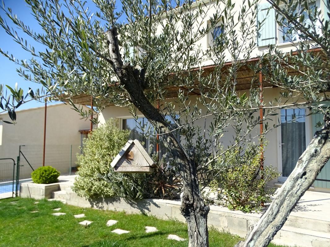 A VENDRE - Chateaurenard 13160 - Maison 108m² - 3 chambres, bureau, jardin et piscine