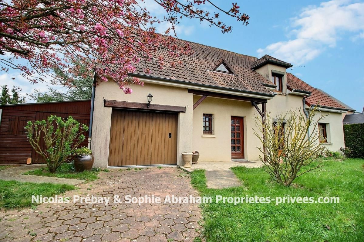 Maison individuelle avec garage et jardin