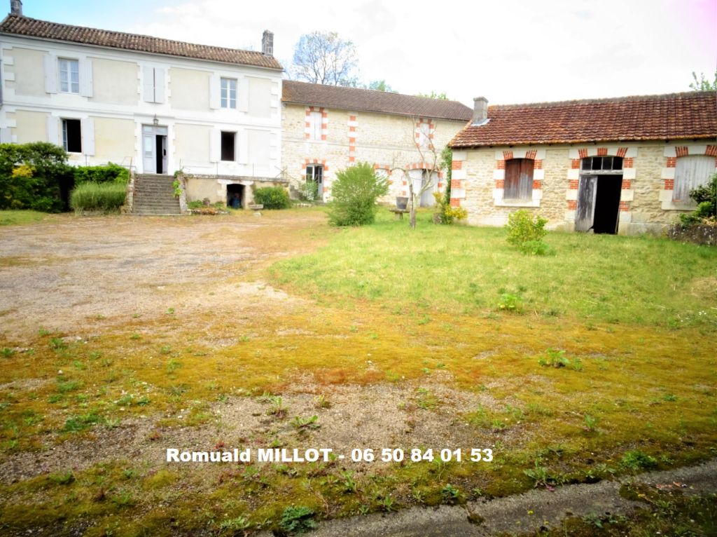 Maison avec nombreuses dépendances sur 14000m2 de terrain