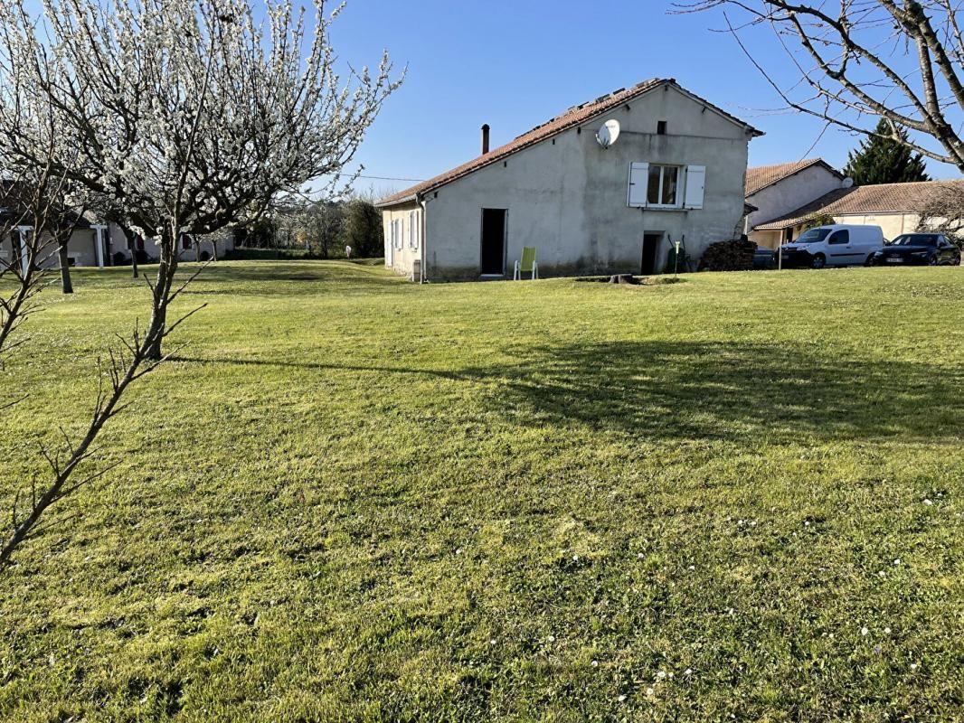 Maison Biras 4 pièce(s) 140 m2