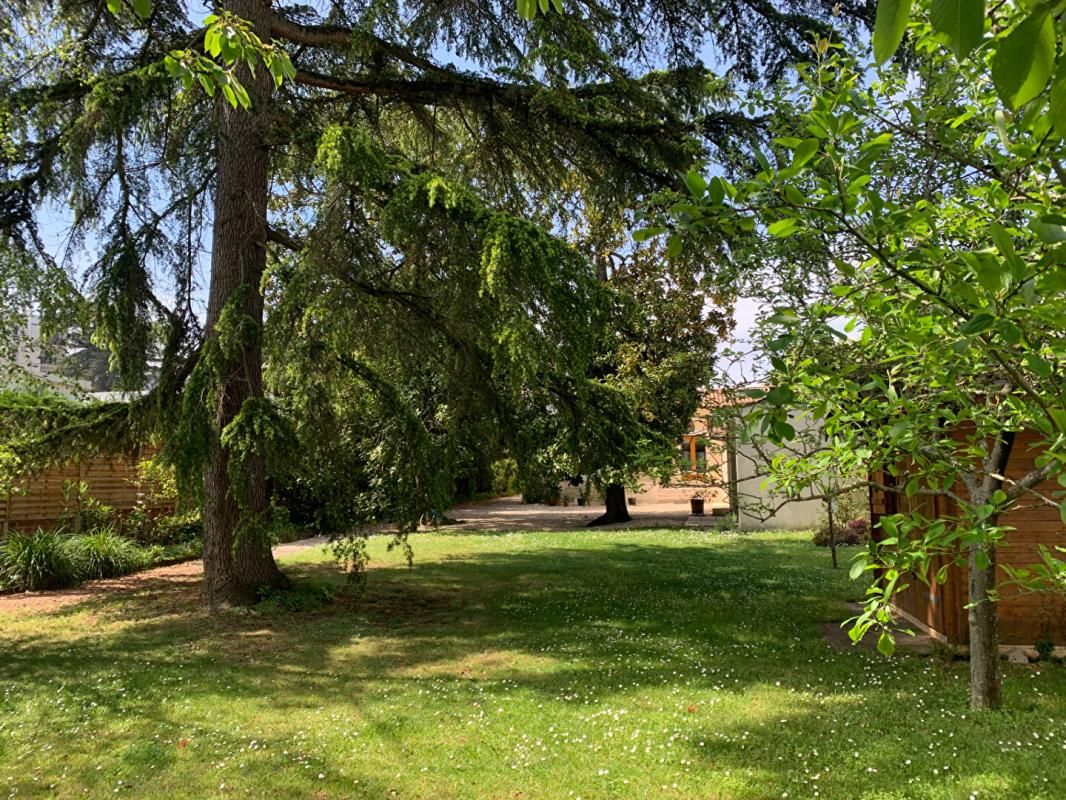 LE BOUSCAT BELLE MAISON FAMILIALE DE PLAIN PIED 4 CHAMBRES, GARAGE ET PARC