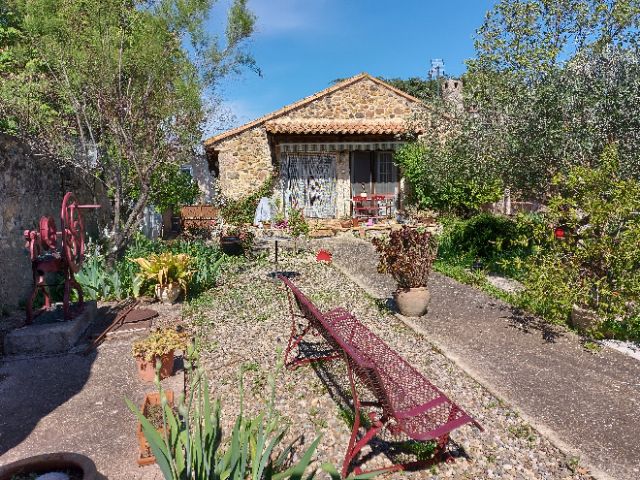 Trés belle villa sur un terrain arborré et fleuri