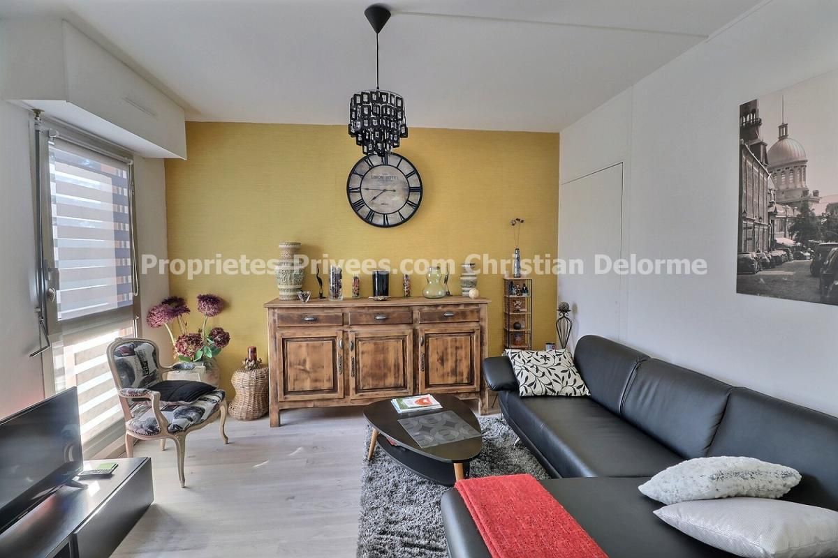 Appartement Uzès 2 pièce(s) 40.5 m2, entièrement rénové, avec place de parking privée