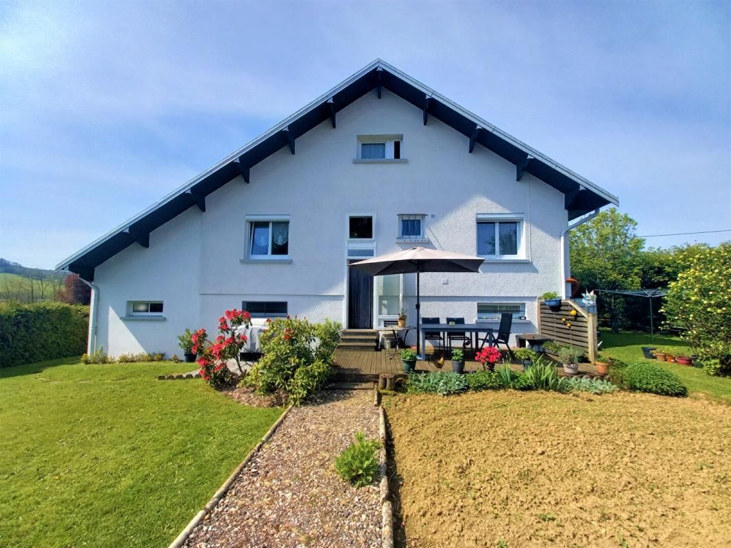 Maison 10 pièces 200 m2 dont 120 m2 habitable à Montigny les Vesoul 199 900 euros