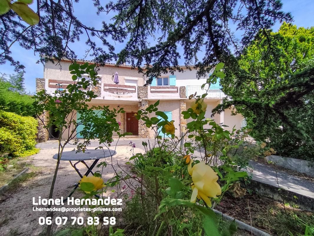 Maison de ville avec 5 chambres, jardin et garages à Clavières