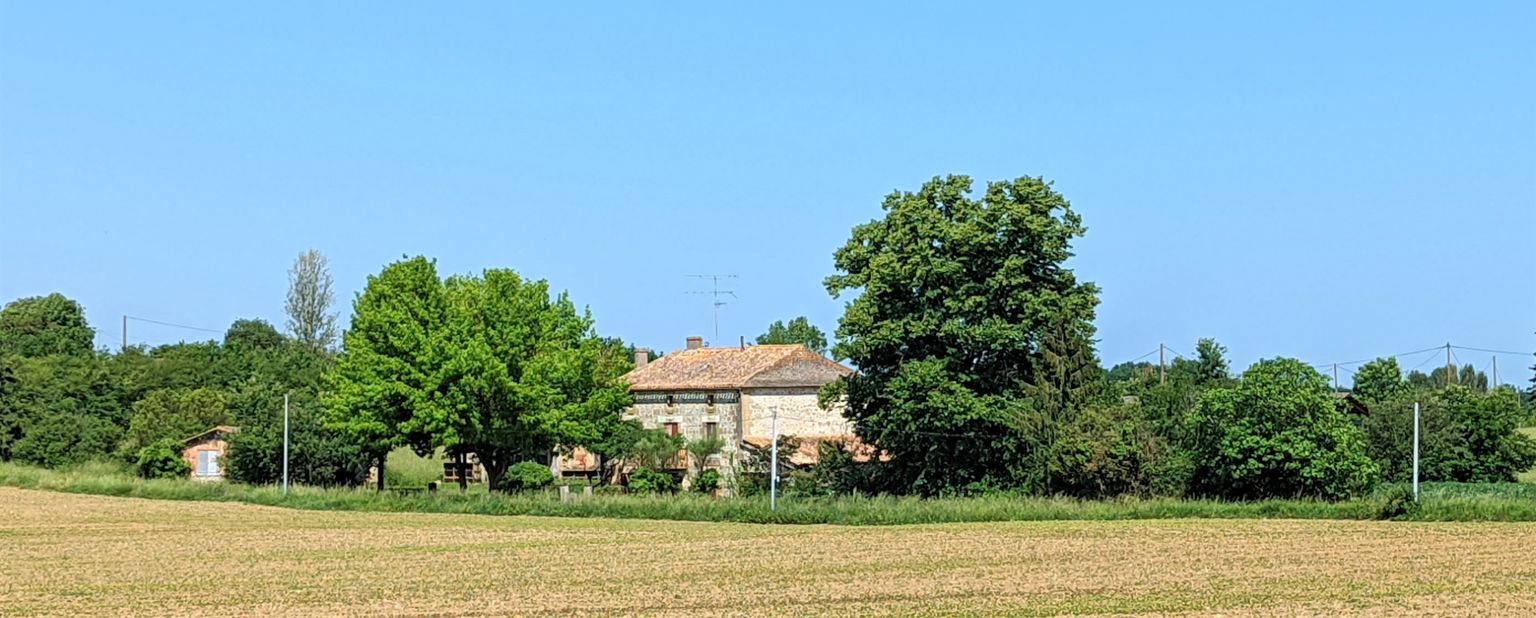 Corps de ferme en pierre avec maison, grange et dépendances sur plus de 3 ha