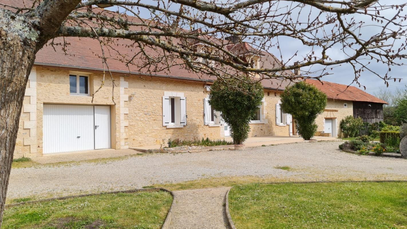 Maison de campagne 24400 proche Mussidan 9 pièce(s) 228 m2 sur parcelle de 52144 m²