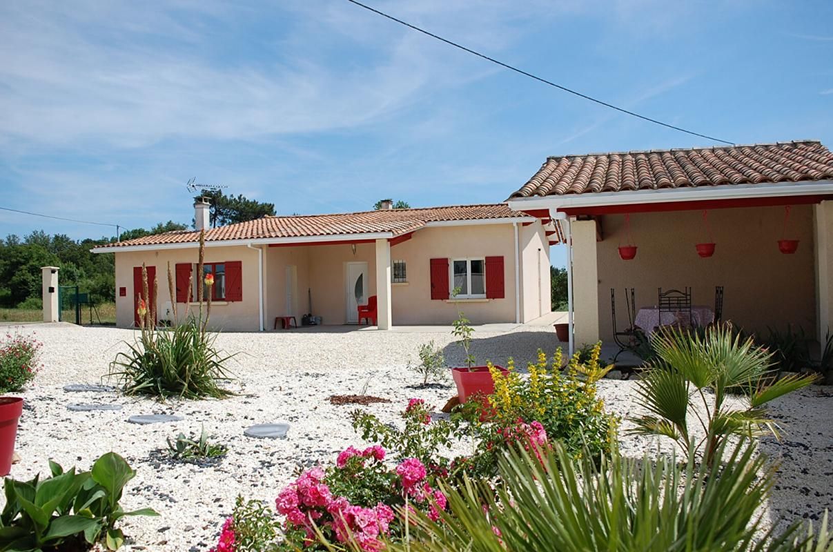 Belle maison avec jardin paysagé et maisonnette en pierre