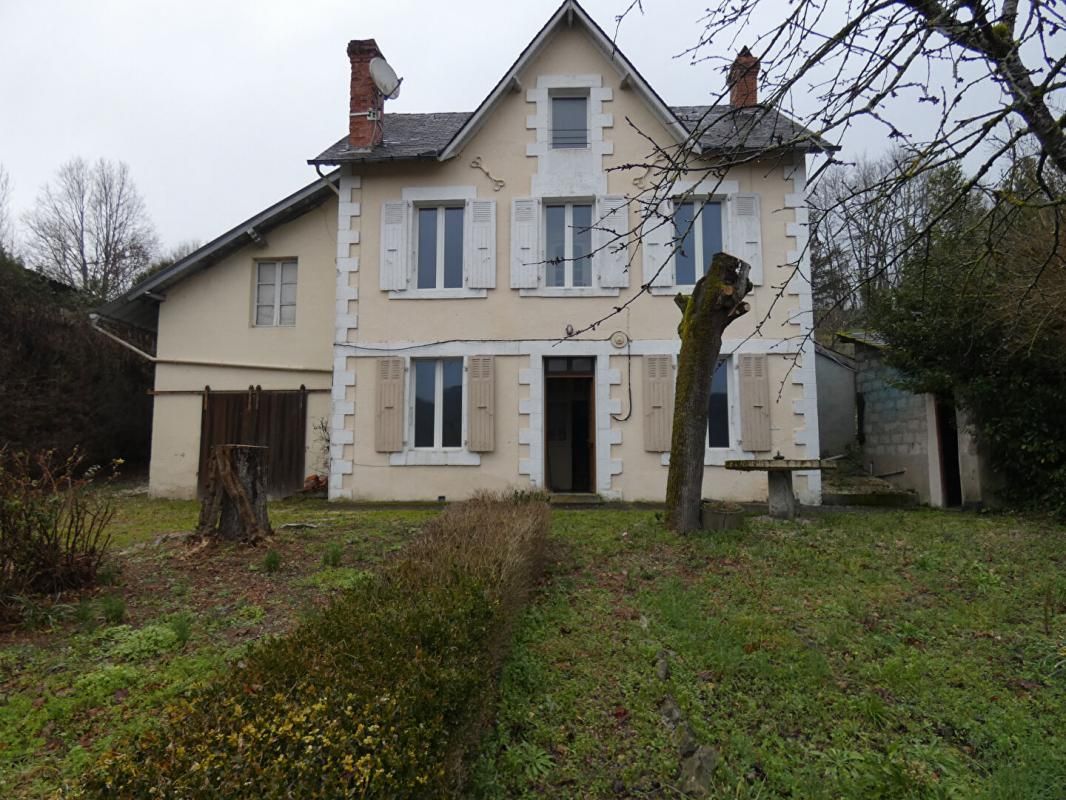 Maison en pierre avec grange et terrain