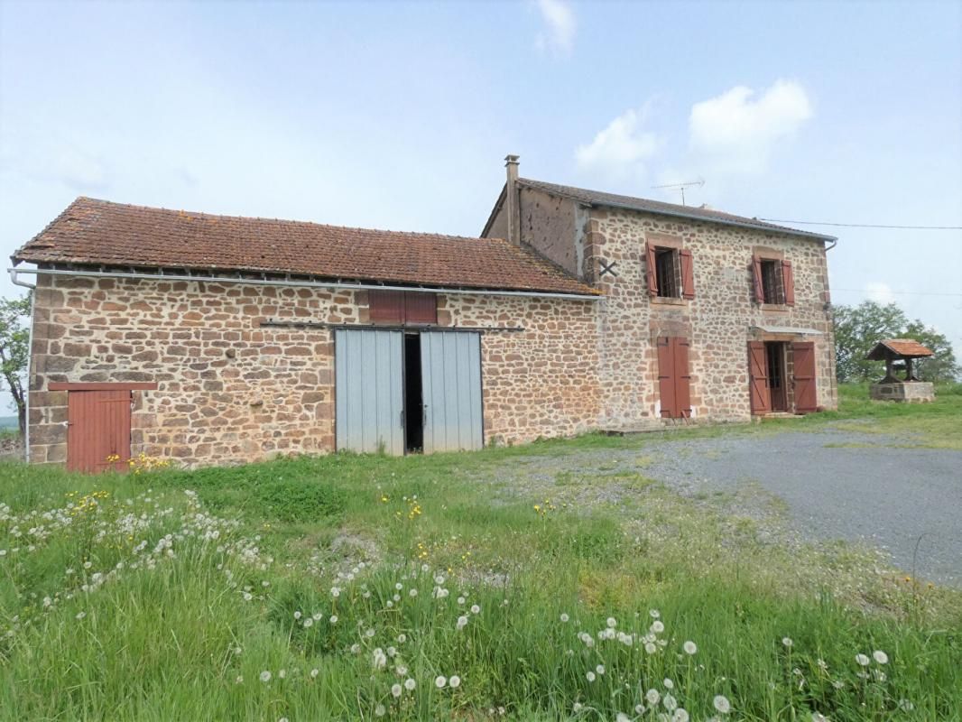 Maison à rénover, 4 chs, grange, puits, 2 hects  de terrain