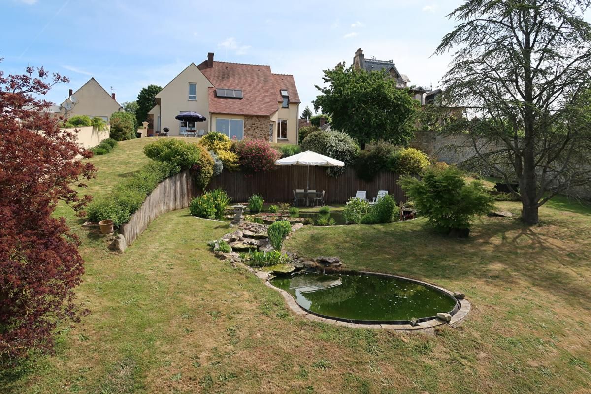 PAVILLON D'ARCHITECTE SUR UN GRAND TERRAIN