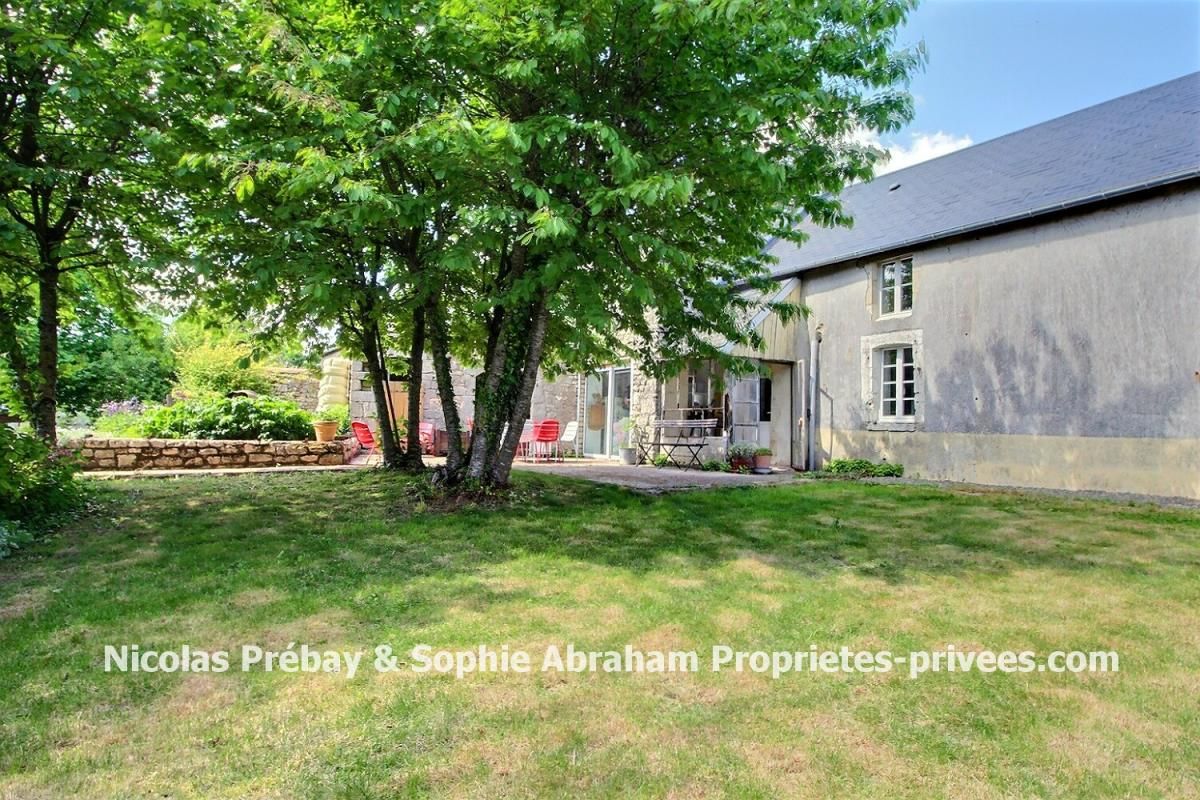 Maison en pierres avec dépendances et terrain