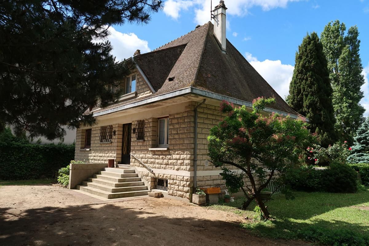 MARINES CENTRE. PAVILLON INDIVIDUEL SUR UN GRAND TERRAIN DIVISIBLE