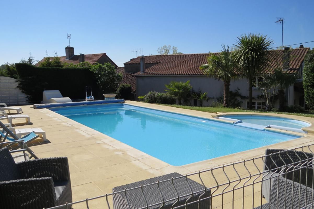Propriété de 5 ha autour d'une longère de 195 m² et sa piscine