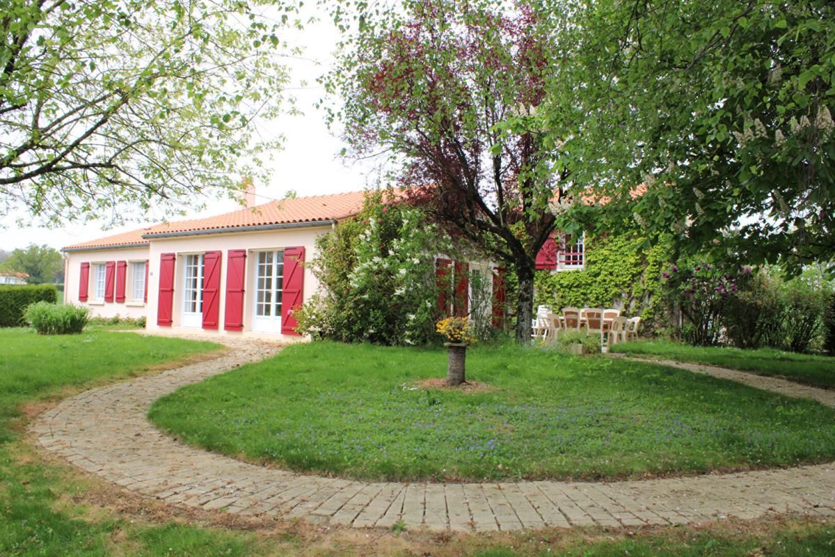 Maison Les Herbiers 145 m2 4 chambres, un bureau- A VENDRE sur terrain de 1700 M2 env
