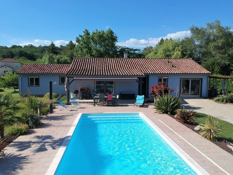 Maison en bois avec piscine et chalet indépendant