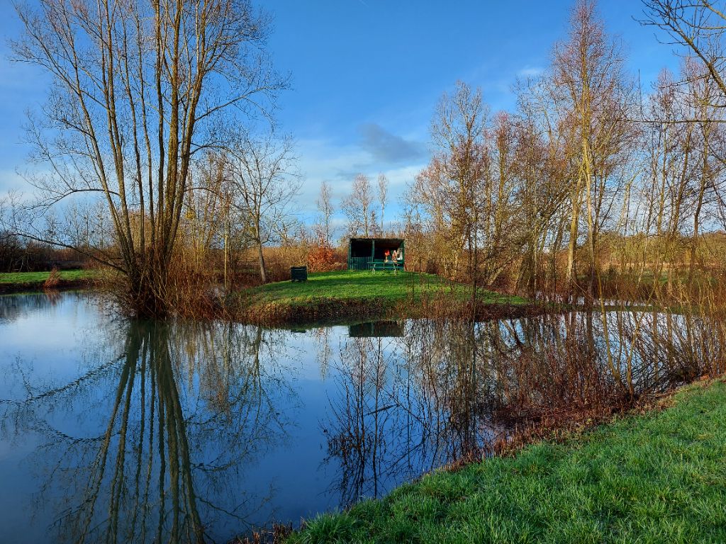 Terrain de loisirs 7650 m2 disposant d'une ile sur étang