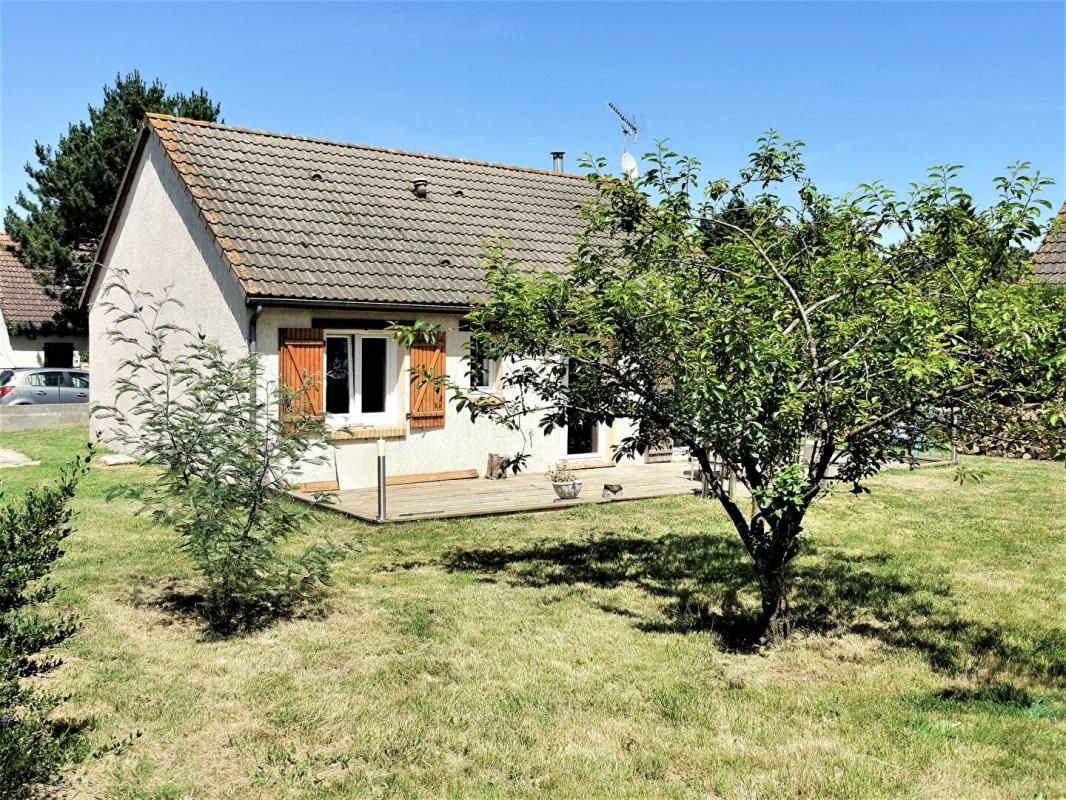 Maison Saint Rémy sur Avre (28380)), Plain pied de 61 m2, pièce de vie, 2 chambres, 2 abris jardin en bois, terrain clos de 650 m2. Prix HAI 176 780