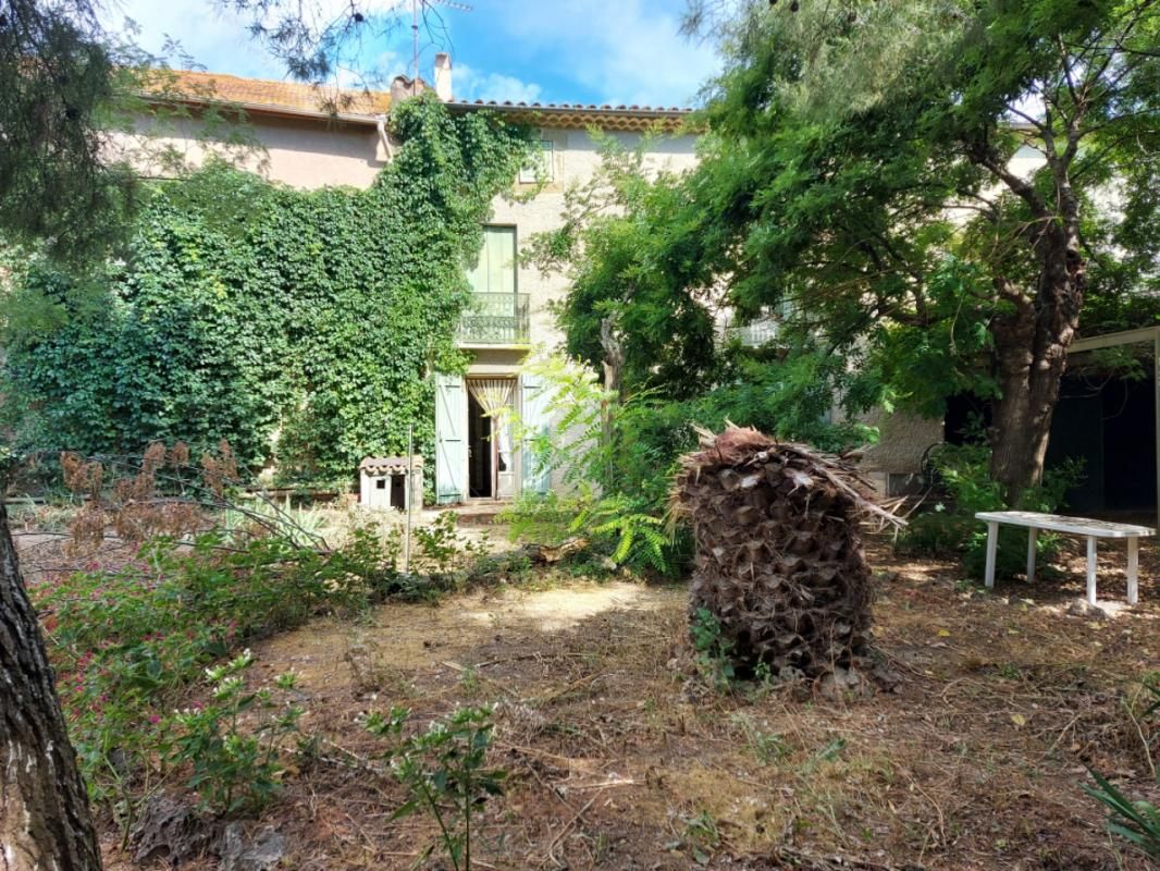 Maison de caractère avec un beau terrain arboré et fleuri