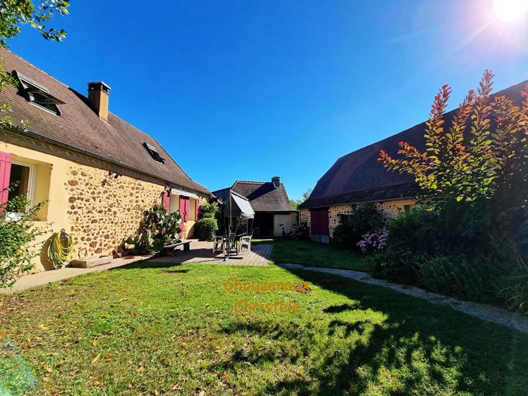 24580 Rouffignac St Cernin de Reilhac :  Corps de Ferme restauré sur 5 hectares