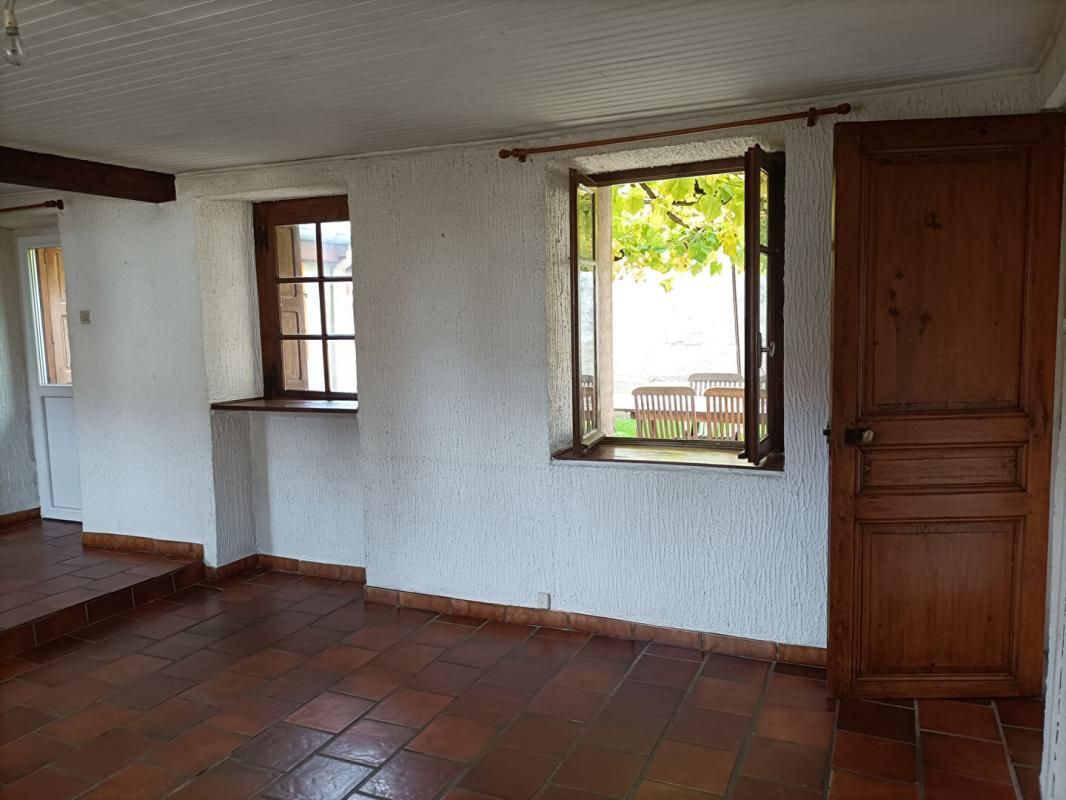 BAS EN BASSET 43210 Maison de village pleine de charme à rénover environ 84m² 3 chambres cour intérieure